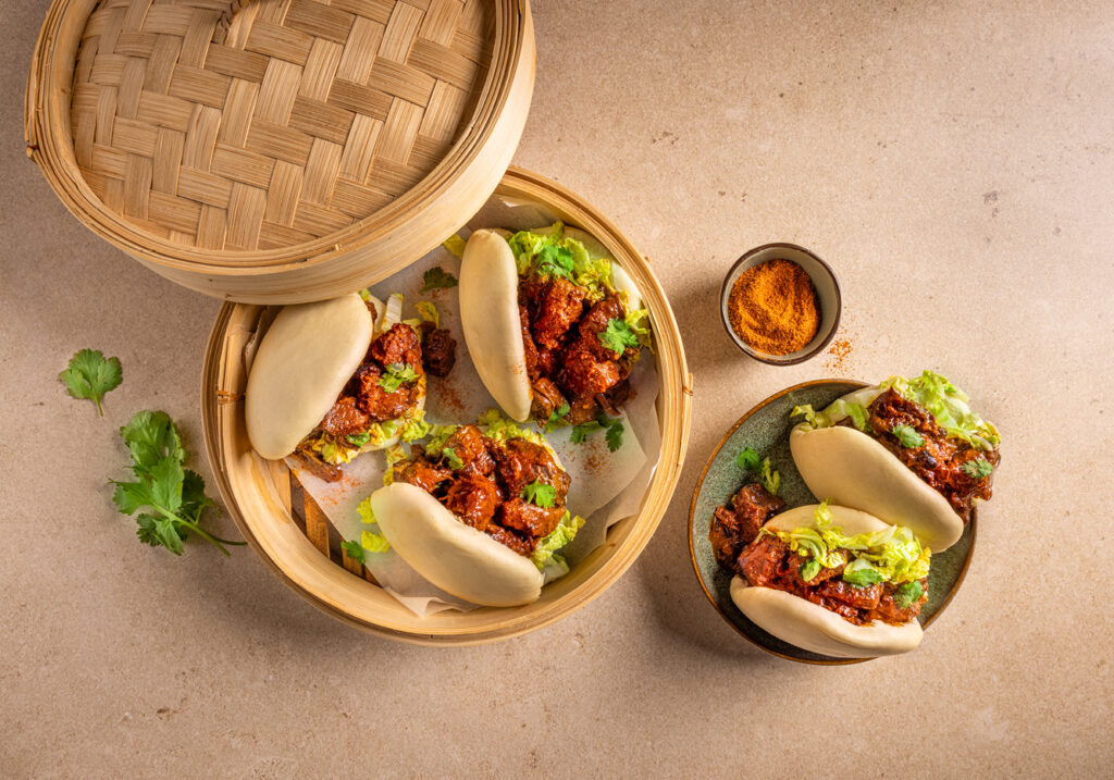 Bao buns met pittig stoofvlees en Hela Red Hot China