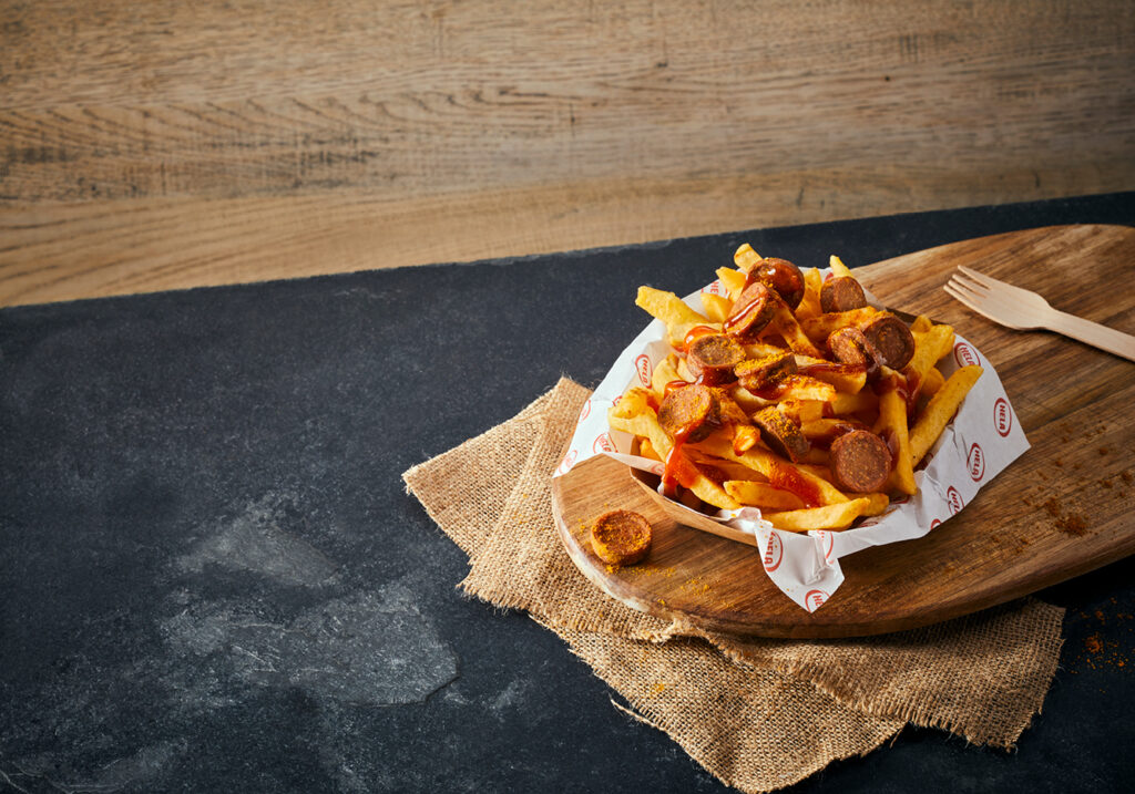 Frietje curryworst met Hela Curry