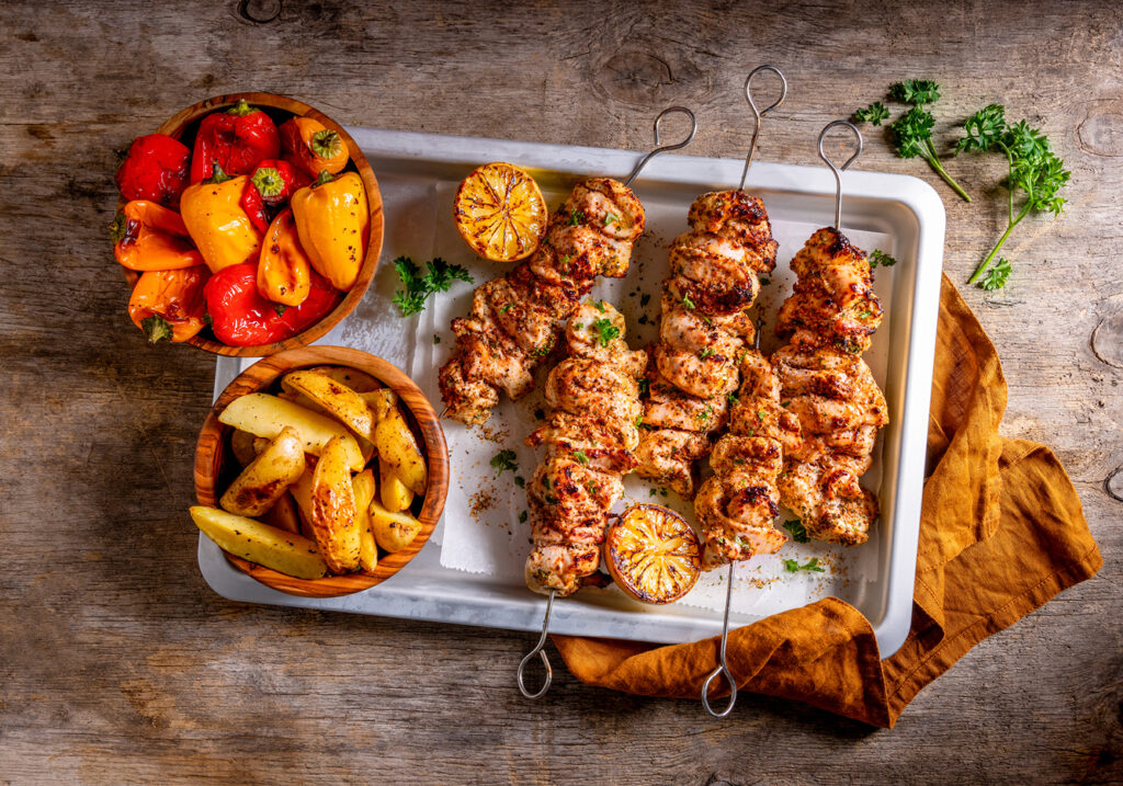 Kip spiezen met yoghurt marinade en Hela Argentinia Kruiden met Sesam