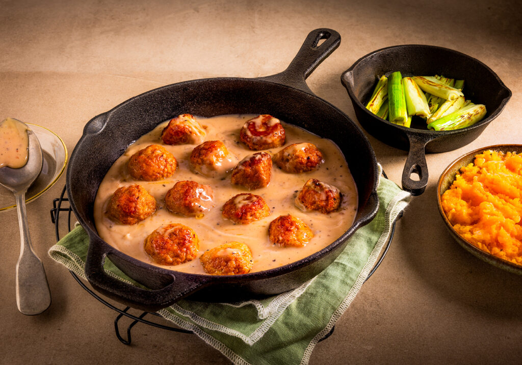 Gevulde kipgehaktballetjes in pepersaus, bonte peper en gehaktmix