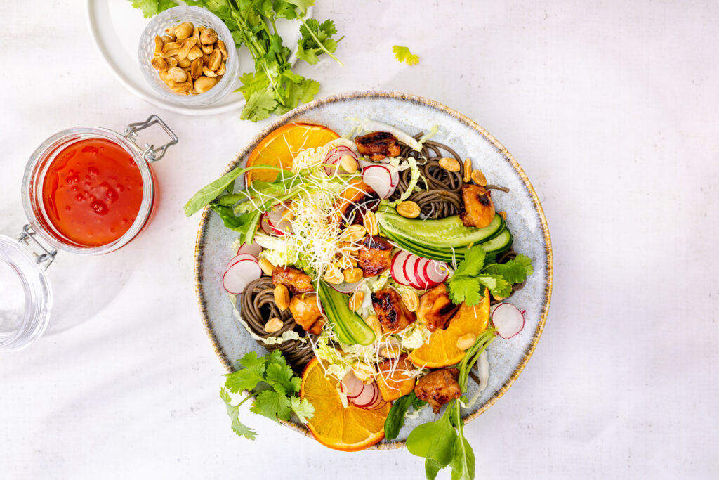 Hela Sweet Chilisaus -Sticky kip met noodles