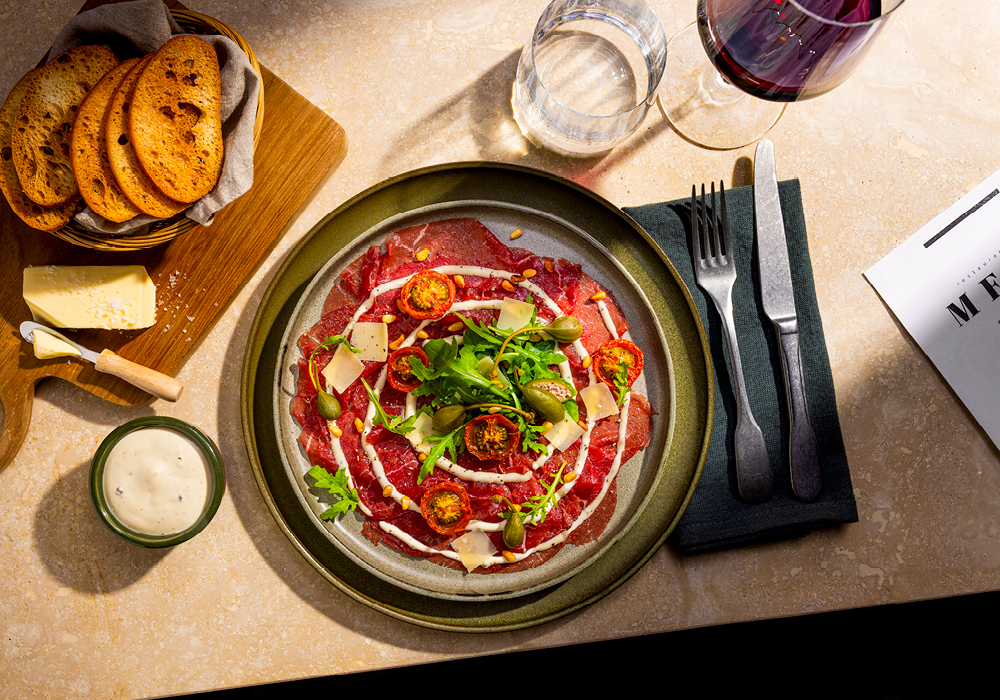 Klassieke carpaccio met Hela Truffel Flavoured Saus